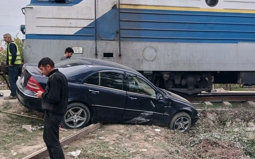 Azərbaycanda teplovoz avtomobillə toqquşdu