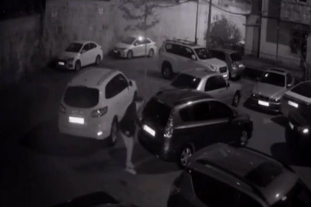 Bakıda parklanmış avtomobilin nömrəsini oğurladılar -         VİDEO