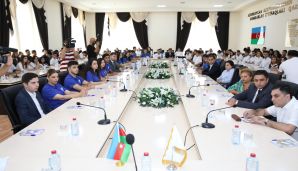 AHİK “Heydər Əliyev İli” çərçivəsində gənclərin iştirakı ilə konfrans keçirdi -       FOTOLAR — foto 1