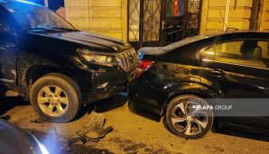 Bakıda "Galendewagen"in iştirakı ilə üç maşın toqquşub, xəsarət alan var — foto 3