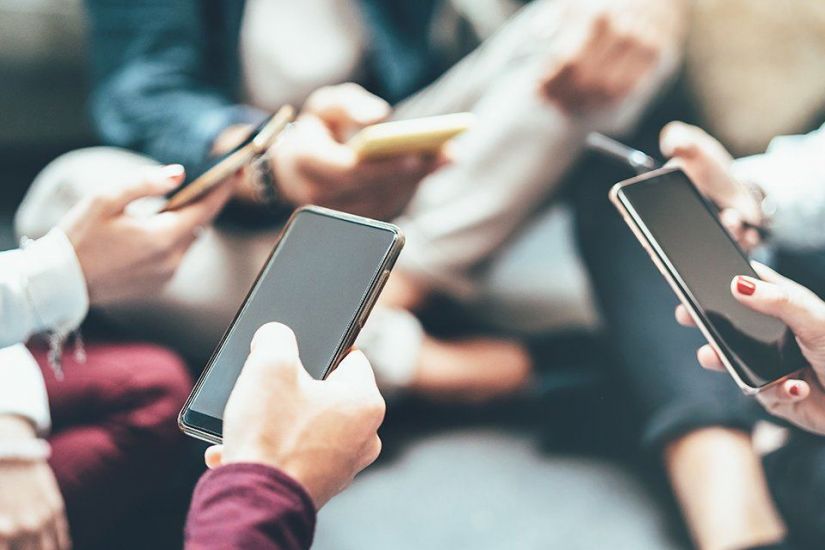 İnsanların gün ərzində neçə dəfə telefonlarını yoxladıqları müəyyən edilib