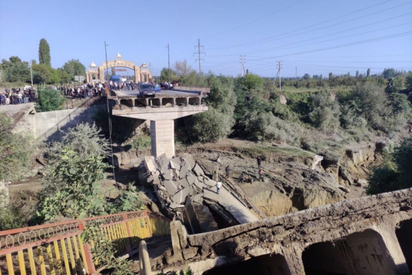 Azərbaycanda körpü uçub, maşın çaya düşüb, 3 nəfər yaralanıb -   FOTO - YENİLƏNDİ