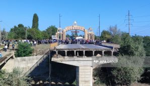 Azərbaycanda körpü uçub, maşın çaya düşüb, 3 nəfər yaralanıb -   FOTO - YENİLƏNDİ — foto 2