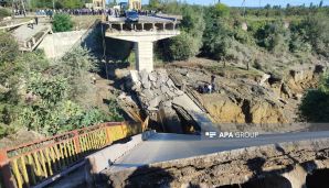 Azərbaycanda körpü uçub, maşın çaya düşüb, 3 nəfər yaralanıb -   FOTO - YENİLƏNDİ — foto 3