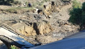 Azərbaycanda körpü uçub, maşın çaya düşüb, 3 nəfər yaralanıb -   FOTO - YENİLƏNDİ — foto 4