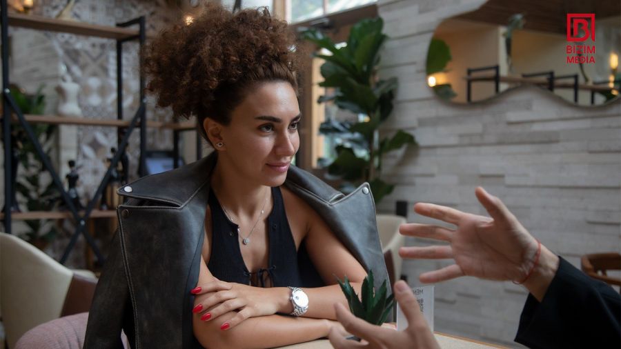 Mehin Hümbətova: “Xoşbəxtlik ərin corabını yuyub, bozbaş bişirməkdə deyil”