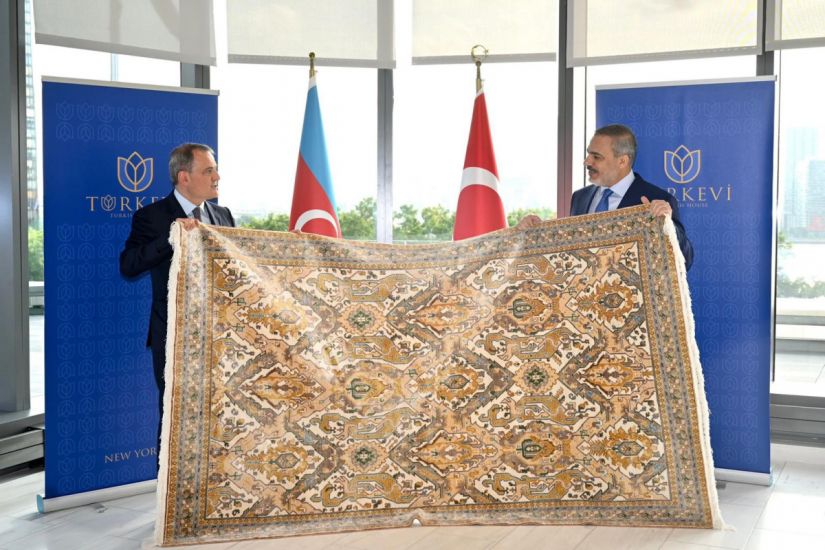 Ceyhun Bayramov Hakan Fidana Qarabağ xalçası hədiyyə etdi