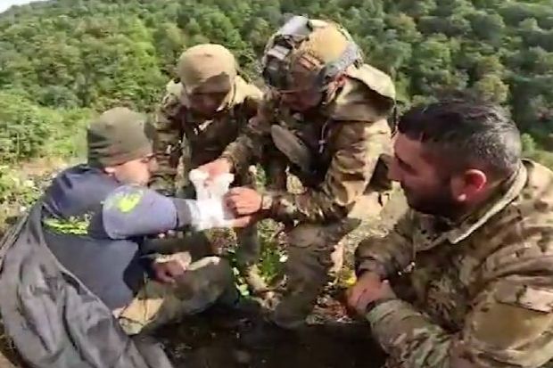 Azərbaycan hərbçisi erməni əsgərinin həyatını xilas etdi -     VİDEO