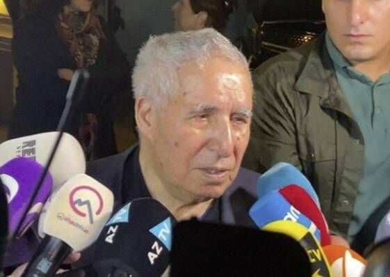 "Əvvəl deyirdilər, Qəzənfərin qardaşı qızı, sonra dedilər, Qənirənin əmisi..." -     Qəzənfər Paşayev
