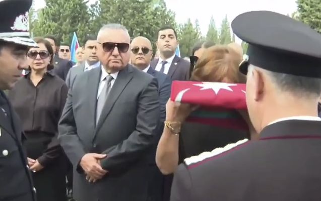Riad Əhmədovun xanımına bayrağı Əli Nağıyev təqdim etdi -     VİDEO