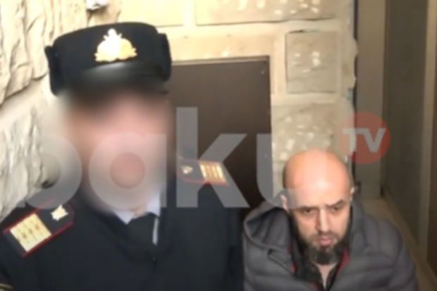 Sumqayıtda qızını qətlə yetirən atanın saxlanılma anı -       VİDEO