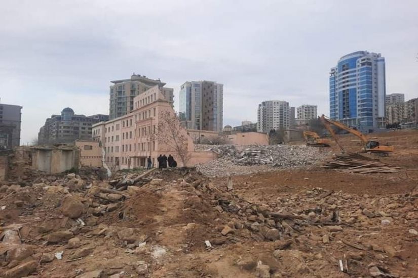 "Sovetski"də qədim quyu və tunellərin aşkara çıxdığı deyilən əraziyə baxış keçirildi, söküntü dayandırıldı