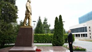 İlham Əliyev Qəbələdə Ümummilli Lider Heydər Əliyevin abidəsini ziyarət etdi — foto 1