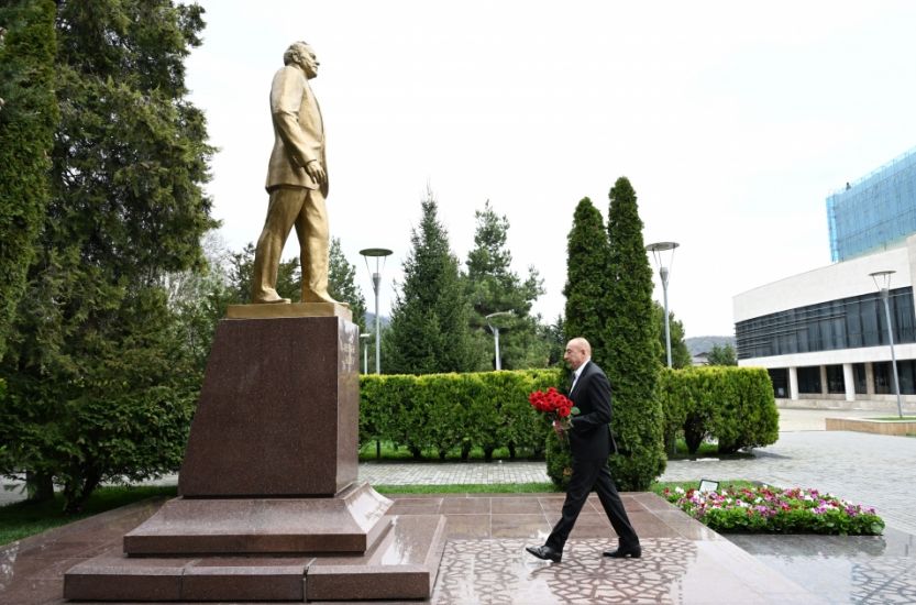 İlham Əliyev Qəbələdə Ümummilli Lider Heydər Əliyevin abidəsini ziyarət etdi