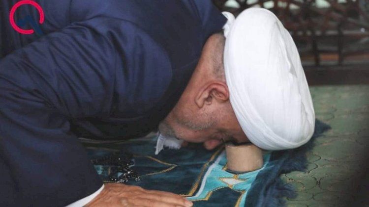 Şeyxin namaz möhürü gündəm oldu -     FOTO