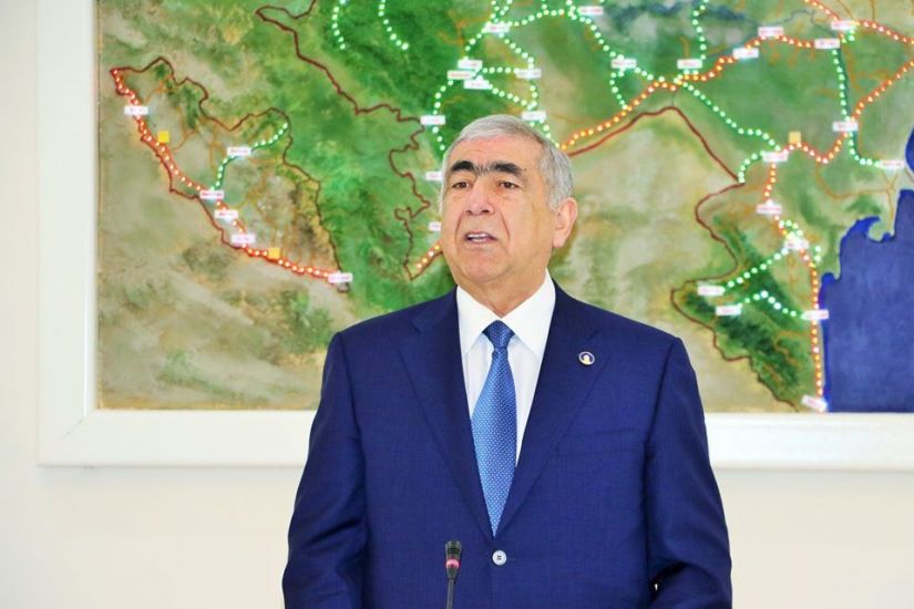 Saleh Məmmədov polisin nəzarəti altında olan direktoru vəzifəsindən azad etdi