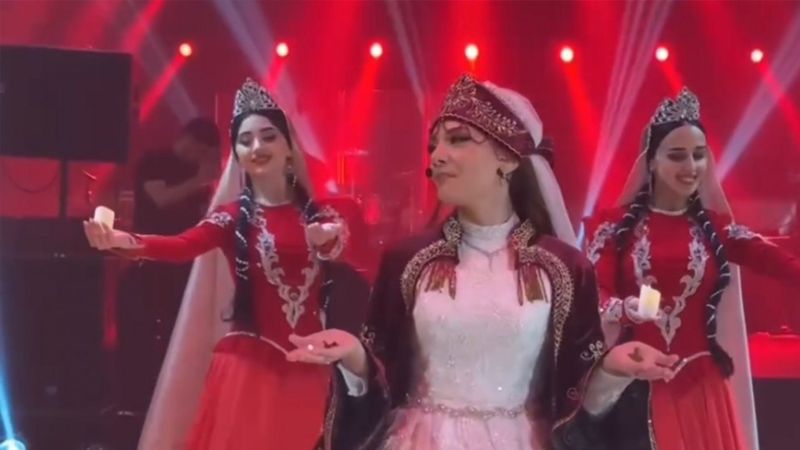 Xalq artistinin qızı öz toyunda oxudu