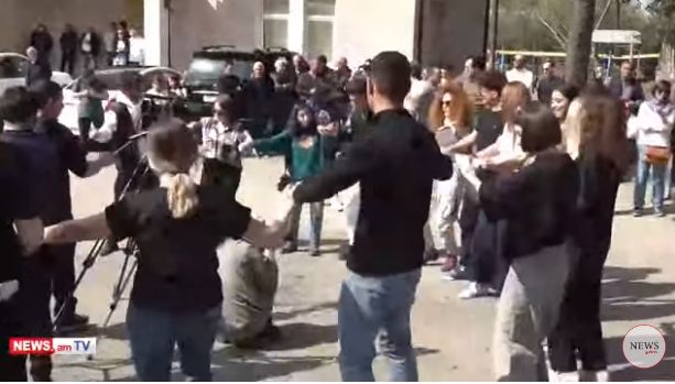 Ermənilər Azərbaycanla sərhədə toplaşdılar: Rəqs edirlər, “müharibə istəyirik” deyirlər