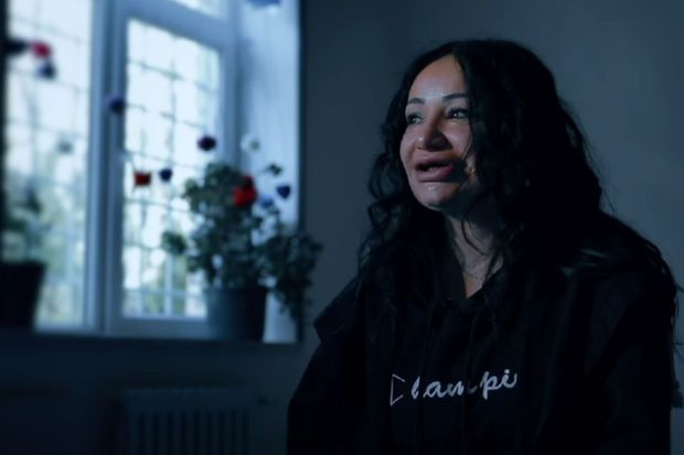 Məhkum ana həbsxanadakı ən çarəsiz gecəsindən DANIŞDI: “Qandalı açıb polisə verdim ki...” -     VİDEO