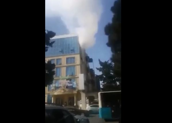 Bakıda məşhur əyləncə mərkəzində yanğın -       VİDEO - YENİLƏNDİ