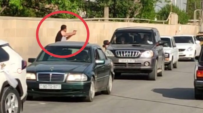 Maşınların qarşısını kəsib sürücülərə silah tuşlayan şəxs kimdir? -       VİDEO