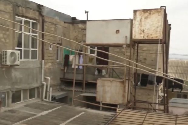 Bakıda təhlükəli vəziyyət: 130-dan çox yaşı olan bina hər an uça bilər -     VİDEO