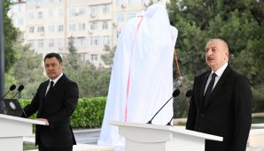 İlham Əliyev və Sadır Japarov Bakıda Çingiz Aytmatovun abidəsinin açılış mərasimində iştirak ediblər -     YENİLƏNDİ — foto 1