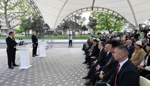 İlham Əliyev və Sadır Japarov Bakıda Çingiz Aytmatovun abidəsinin açılış mərasimində iştirak ediblər -     YENİLƏNDİ — foto 9