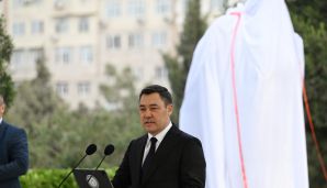 İlham Əliyev və Sadır Japarov Bakıda Çingiz Aytmatovun abidəsinin açılış mərasimində iştirak ediblər -     YENİLƏNDİ — foto 12