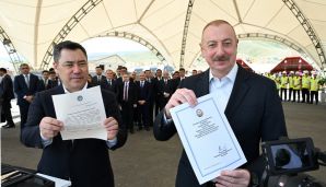 Azərbaycan və Qırğızıstan prezidentləri Ağdamın Xıdırlı kənd tam orta məktəbinin təməlqoyma mərasimində iştirak ediblər -   FOTO - YENİLƏNDİ — foto 3