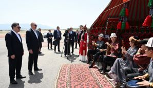 Azərbaycan və Qırğızıstan prezidentləri Ağdamın Xıdırlı kənd tam orta məktəbinin təməlqoyma mərasimində iştirak ediblər -   FOTO - YENİLƏNDİ — foto 8