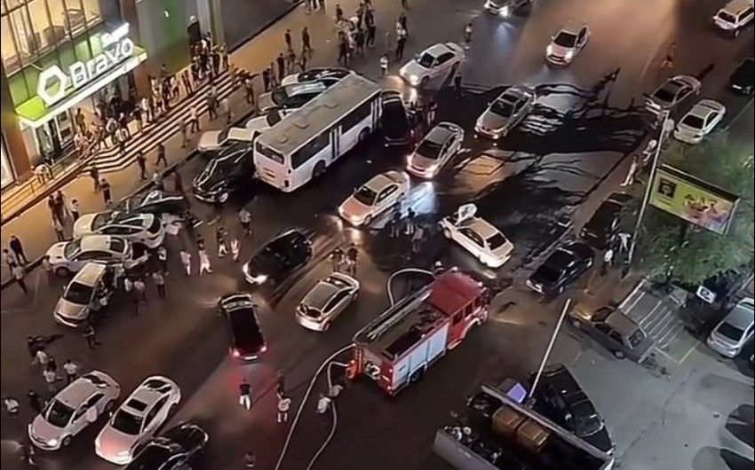 Bakıda dəhşətli qəza:       Avtobus 10-dan çox maşına ÇIRPILDI - FHN məlumat yaydı - YENİLƏNDİ