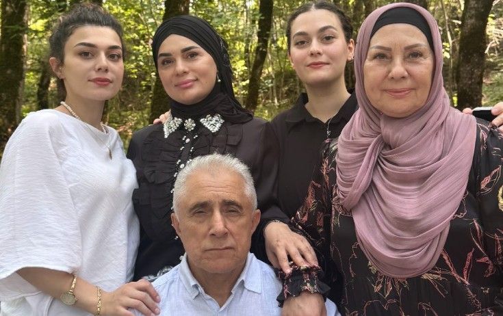 Alim Qasımov həyat yoldaşı, qızı və nəvələri ilə -       FOTO