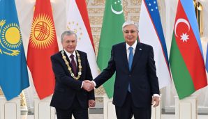 Prezident İlham Əliyev Astanada Özbəkistan Prezidenti Şavkat Mirziyoyevin təltif olunması mərasimində iştirak etdi  -     FOTO — foto 2