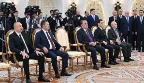 Prezident İlham Əliyev Astanada Özbəkistan Prezidenti Şavkat Mirziyoyevin təltif olunması mərasimində iştirak etdi  -     FOTO — foto 3
