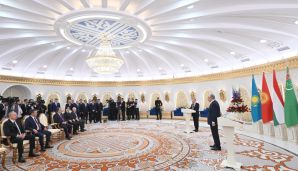 Prezident İlham Əliyev Astanada Özbəkistan Prezidenti Şavkat Mirziyoyevin təltif olunması mərasimində iştirak etdi  -     FOTO — foto 4