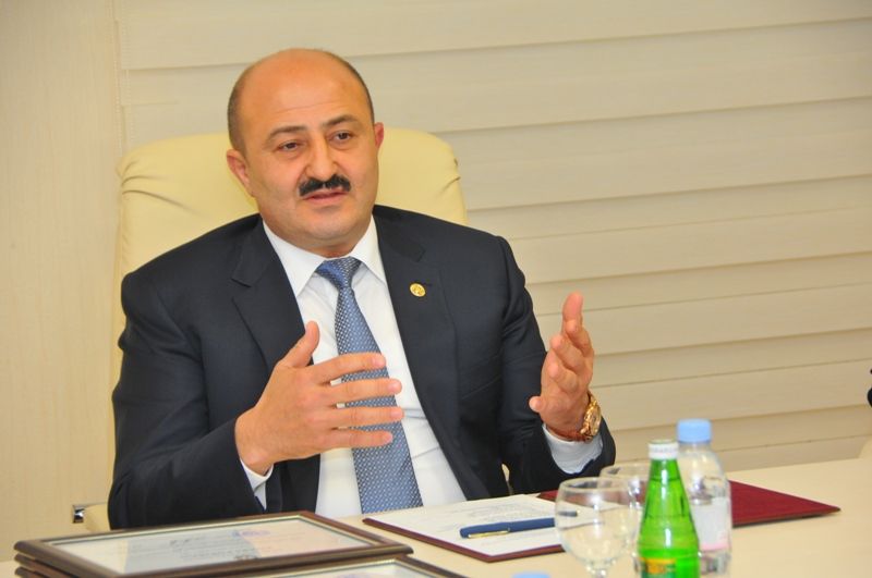 Rayona fayda verə bilməyən qalmaqallı sabiq icra başçısı millətə necə vəkillik edəcək?