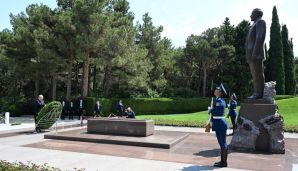 Rusiya Prezidenti Vladimir Putin Ulu Öndər Heydər Əliyevin məzarını ziyarət etdi -   FOTO — foto 1
