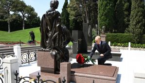 Rusiya Prezidenti Vladimir Putin Ulu Öndər Heydər Əliyevin məzarını ziyarət etdi -   FOTO — foto 4
