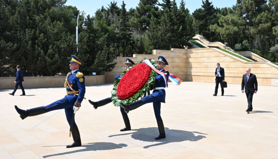 Rusiya Prezidenti Vladimir Putin Bakıda şəhidlərin xatirəsini andı
