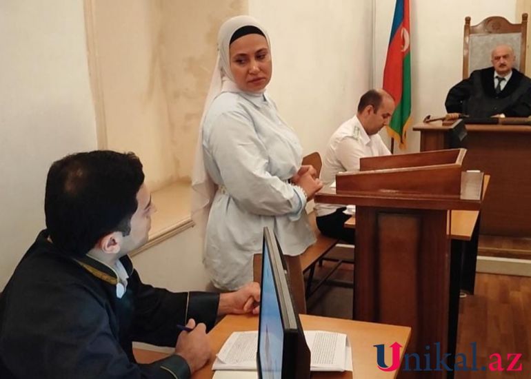 Qızına xəsarət yetirən atanın məhkəməsi: "Əxlaqsız şəkillərimi görüb məni bıçaqladı" -     FOTO