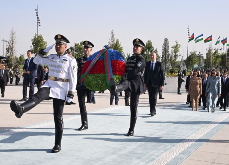 Prezident İlham Əliyev, birinci xanım Mehriban Əliyeva və qızları Leyla Əliyeva Daşkənddə Müstəqillik abidəsini ziyarət ediblər -   YENİLƏNDİ