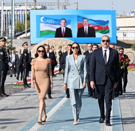 Prezident və birinci xanım Dəşkənddə Heydər Əliyevin barelyefi önünə gül dəstələri qoyublar -           YENİLƏNDİ