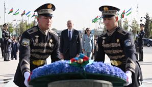 Prezident İlham Əliyev, birinci xanım Mehriban Əliyeva və qızları Leyla Əliyeva Daşkənddə Müstəqillik abidəsini ziyarət ediblər -   YENİLƏNDİ — foto 2