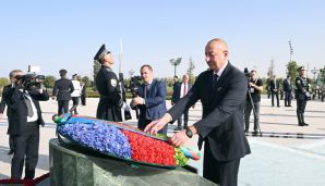 Prezident İlham Əliyev, birinci xanım Mehriban Əliyeva və qızları Leyla Əliyeva Daşkənddə Müstəqillik abidəsini ziyarət ediblər -   YENİLƏNDİ — foto 3
