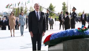 Prezident İlham Əliyev, birinci xanım Mehriban Əliyeva və qızları Leyla Əliyeva Daşkənddə Müstəqillik abidəsini ziyarət ediblər -   YENİLƏNDİ — foto 4