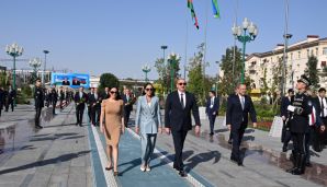 Prezident və birinci xanım Dəşkənddə Heydər Əliyevin barelyefi önünə gül dəstələri qoyublar -           YENİLƏNDİ — foto 1