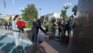 Prezident və birinci xanım Dəşkənddə Heydər Əliyevin barelyefi önünə gül dəstələri qoyublar -           YENİLƏNDİ — foto 2