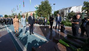 Prezident və birinci xanım Dəşkənddə Heydər Əliyevin barelyefi önünə gül dəstələri qoyublar -           YENİLƏNDİ — foto 4