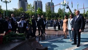 Prezident və birinci xanım Dəşkənddə Heydər Əliyevin barelyefi önünə gül dəstələri qoyublar -           YENİLƏNDİ — foto 6